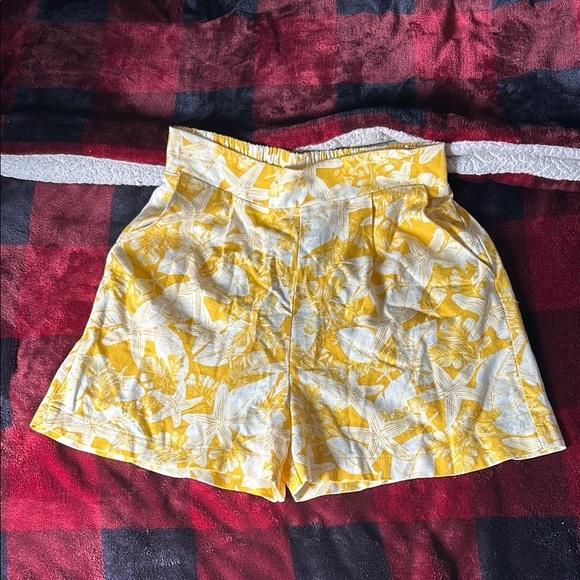 Monteau High Waist Yellow and White Patterned Shorts - Picture 1 of 7